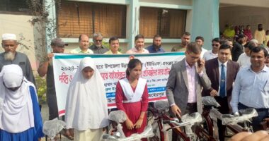 মেহেরপুরে সাইকেল ও হুইল চেয়ার পেলো ২১ শিক্ষার্থী ও ১১ প্রতিবন্ধী