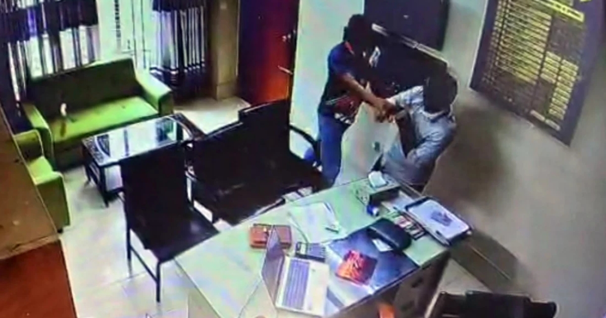 সরকারি কৃষি প্রণোদনার টাকার ভাগ দিতে রাজি না হওয়ায়, কৃষি কর্মকর্তাকে পেটালেন ছাত্রদল নেতা