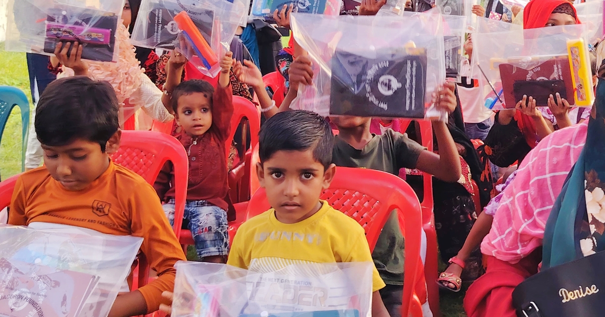 রাবিতে সুবিধাবঞ্চিত শিশুদের মাঝে নবজাগরণ ফাউন্ডেশনের শিক্ষা সামগ্রী বিতরণ