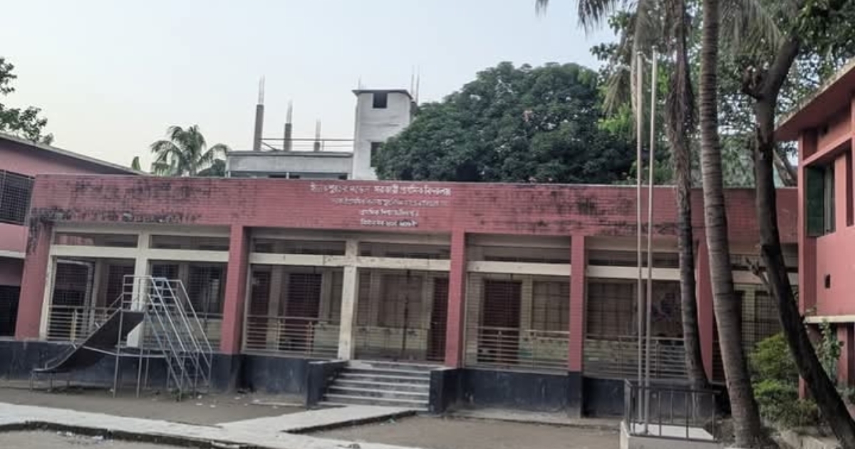 হঠাৎ বন্ধ ৬৩ শিক্ষকের বেতন, দিশেহারা মুন্সিগঞ্জের প্রাথমিক শিক্ষকরা