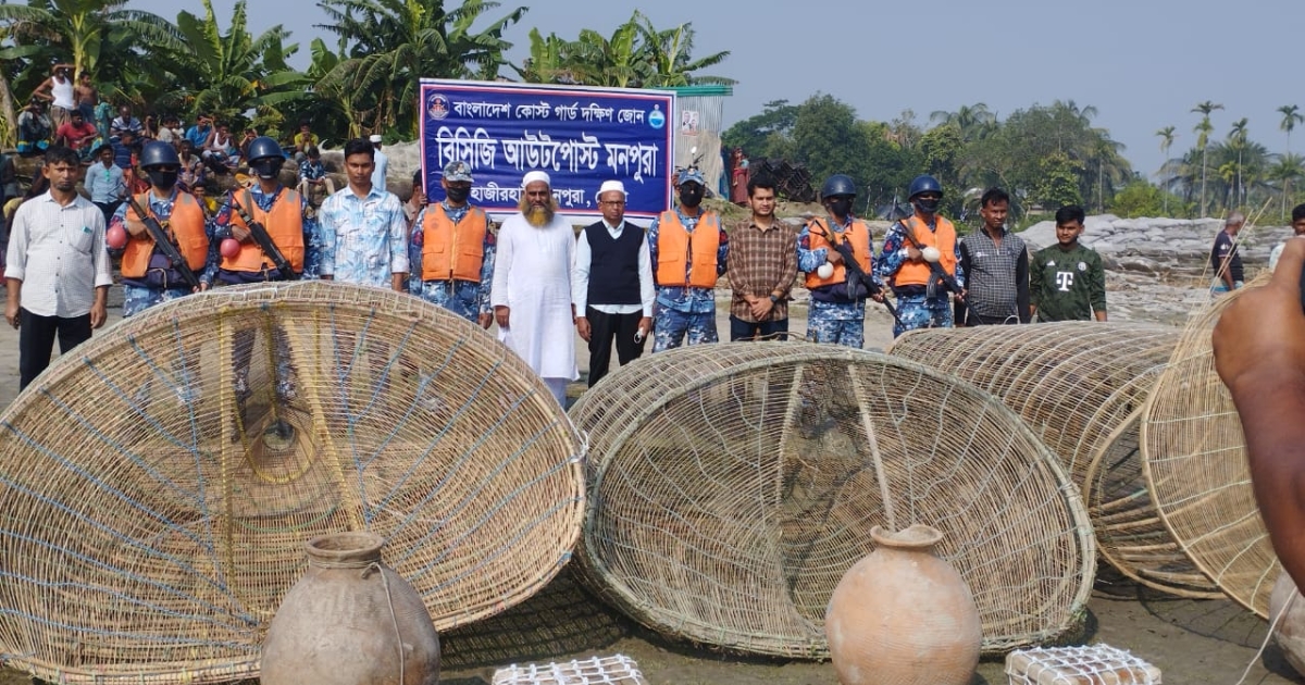 মনপুরায় মেঘনায় যৌথ অভিযানে নিষিদ্ধ চাই এবং মটকা জব্দ