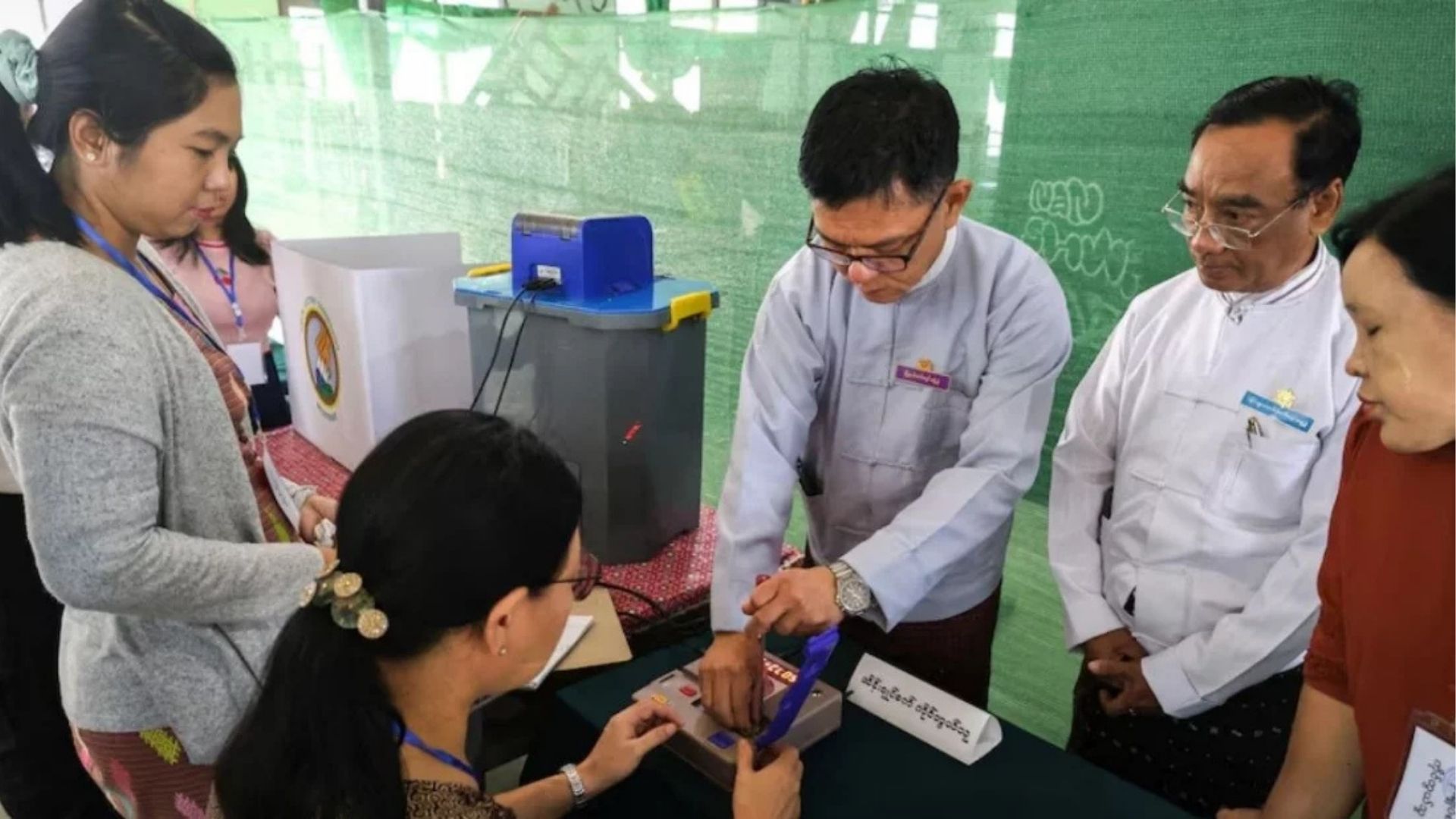 ৫ বছর ধরে চলমান গৃহযুদ্ধের মধ্যেই মিয়ানমারে জাতীয় নির্বাচন শুরু