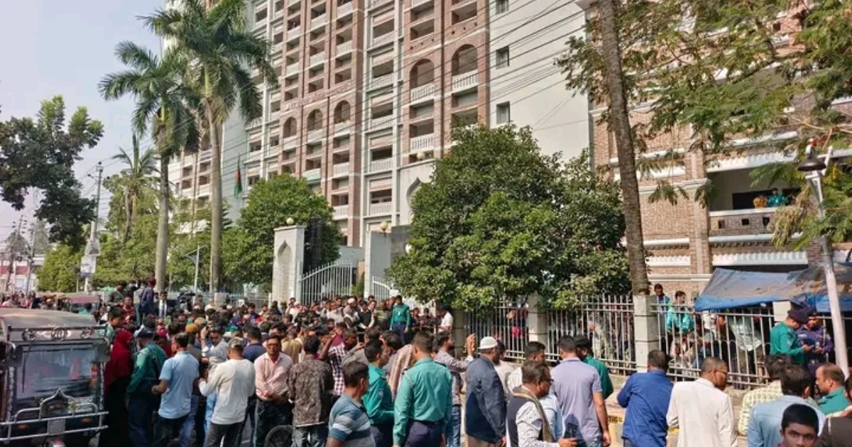 খুলনায় আদালত এলাকায় প্রকাশ্যে দু’জনকে গুলি ও কুপিয়ে হত্যা