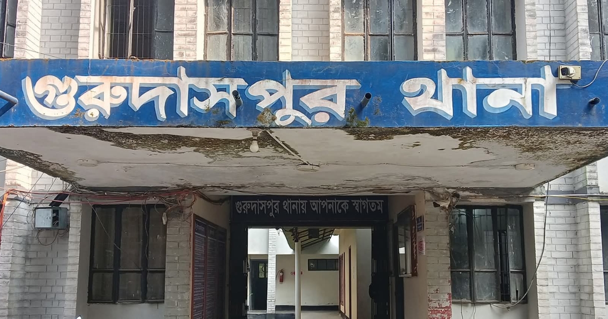 ব্যাডমিন্টনের আলো নিতে গিয়ে বিদ্যুৎস্পৃষ্টে প্রাণ গেল যুবকের