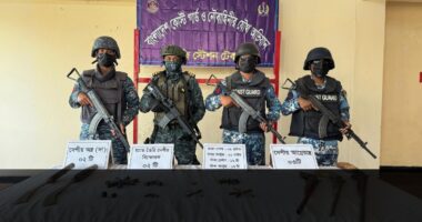 টেকনাফে যৌথ অভিযান বিপুল পরিমাণ গোলা–বারুদ ও দেশীয় আগ্নেয়াস্ত্র উদ্ধার