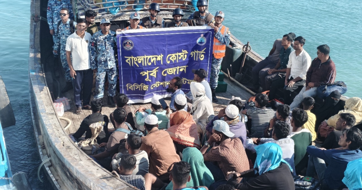 সেন্টমার্টিনগামী ইঞ্জিন বিকল হওয়া যাত্রীবাহী বোটসহ ৪৫ জন যাত্রীকে উদ্ধার করেছে কোস্ট গার্ড