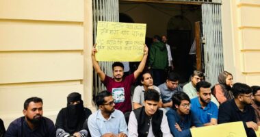 জবিতে বৃত্তির রোডম্যাপের দাবিতে ভিসি ভবনের সামনে চলছে অবস্থান কর্মসূচি