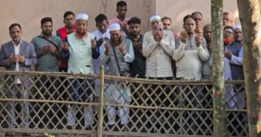 বাবা–মায়ের কবর জিয়ারতে দুর্নীতিমুক্ত থাকবার অঙ্গীকার রতনের