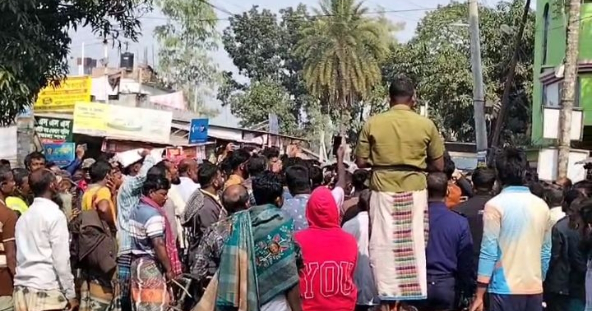 নলডাঙ্গায় ডিলারদের কারসাজিতে সারের তীব্র সংকট – সারের দাবিতে ইউএনও অফিস ঘেরাও সড়ক অবরোধ