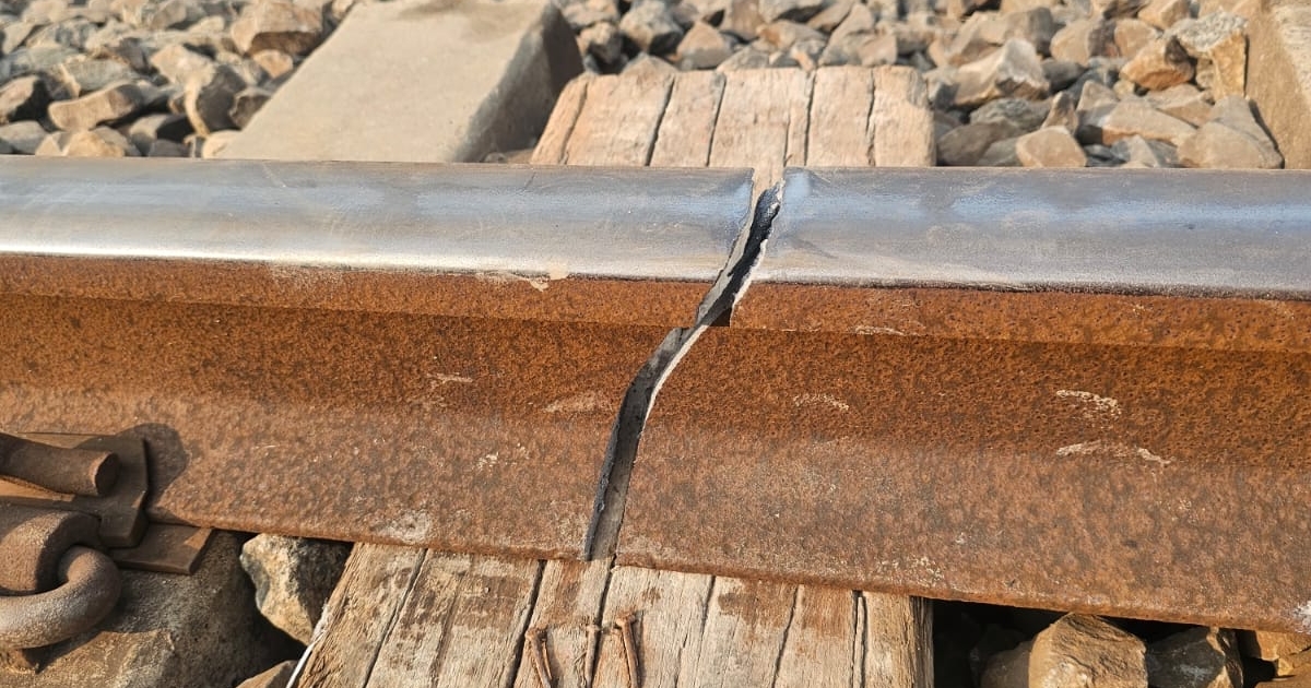 নলডাঙ্গায় রেললাইনে ফাটল বিপাকে ট্রেন যাত্রীরা