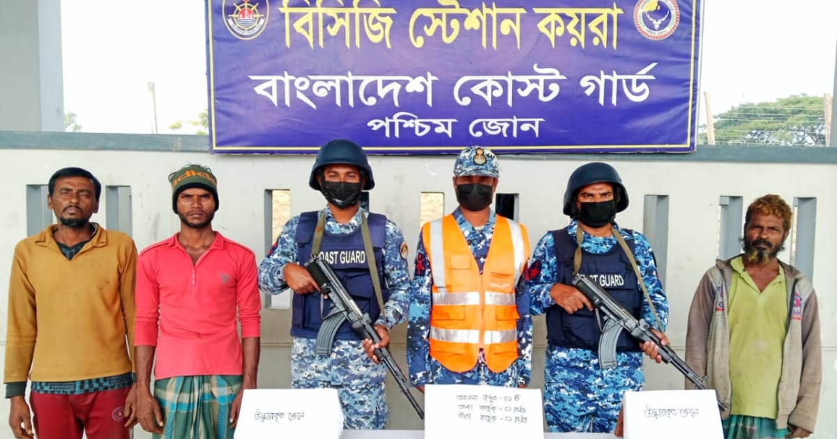 সুন্দরবন থেকে অপহৃত চার জেলে উদ্ধার এবং অস্ত্র-গোলাবারুদ জব্দ