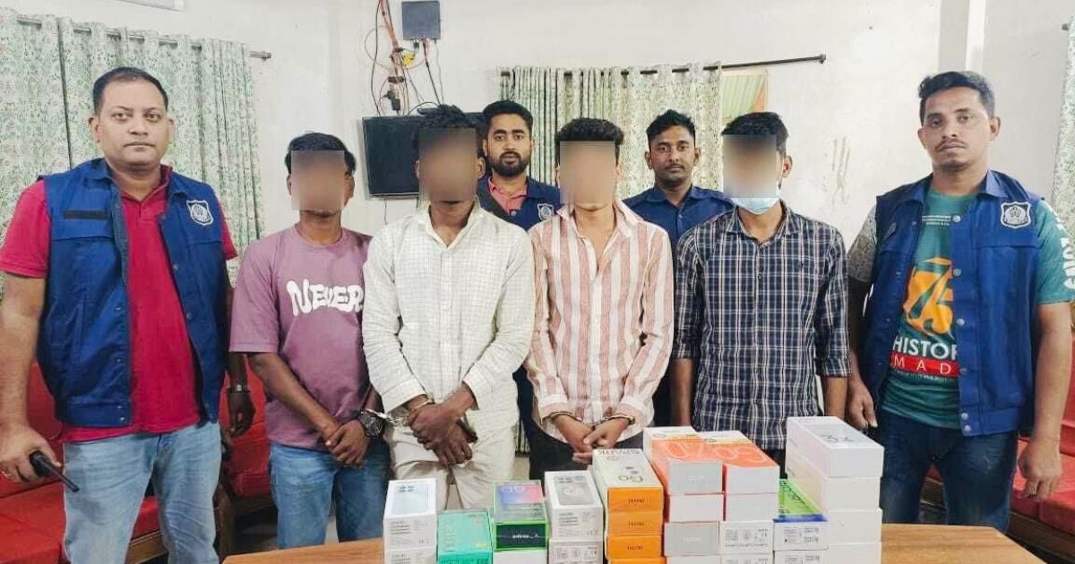 রামু সীমান্তে মোবাইল পাচারচক্রের ৪ সদস্য আটক