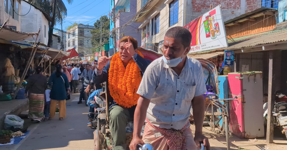 বান্দরবানে এনসিপির মনোনয়ন পেয়ে রিকশায় শোভাযাত্রা মংসা প্রু চৌধুরীর