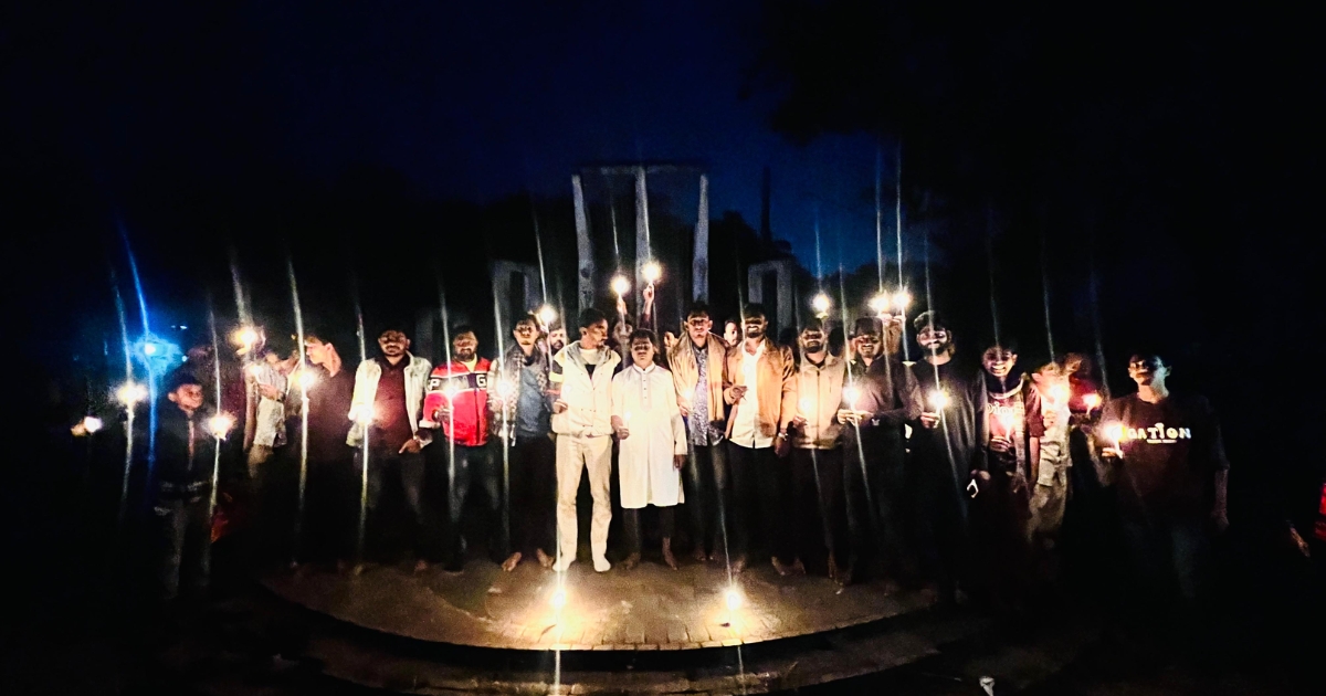 লালমোহনে মোমবাতি প্রজ্বালনে শহীদদের প্রতি শ্রদ্ধা