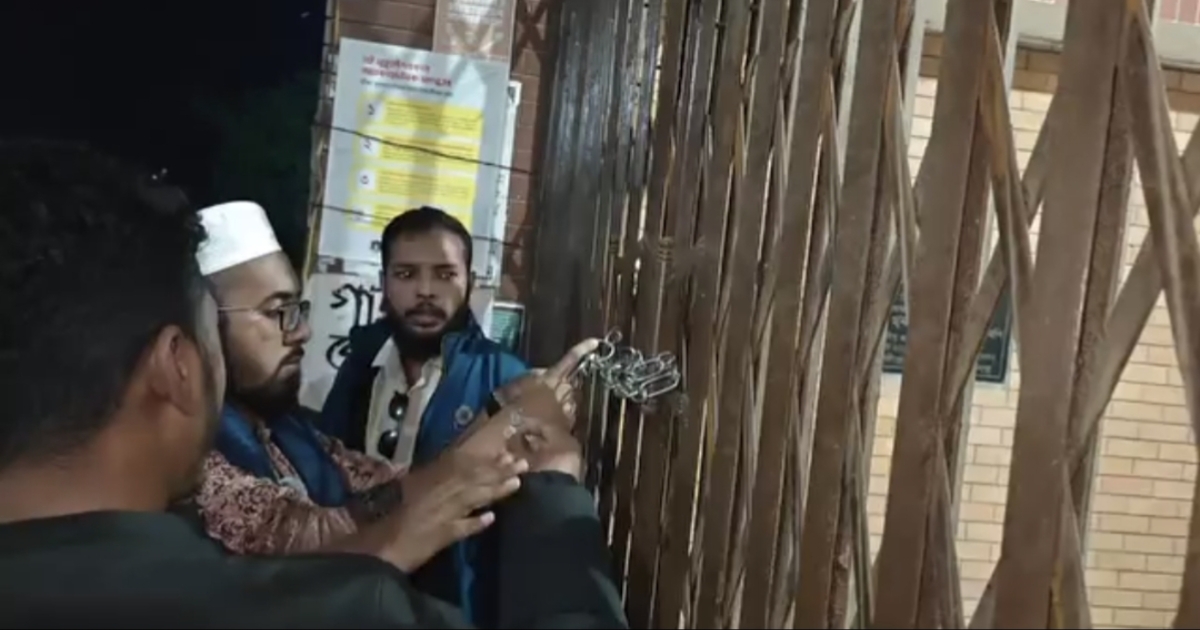 জাবির প্রশাসনিক ভবনে ‘জাকসুর’ তালা, শঙ্কায় বিজয় দিবসের আয়োজন