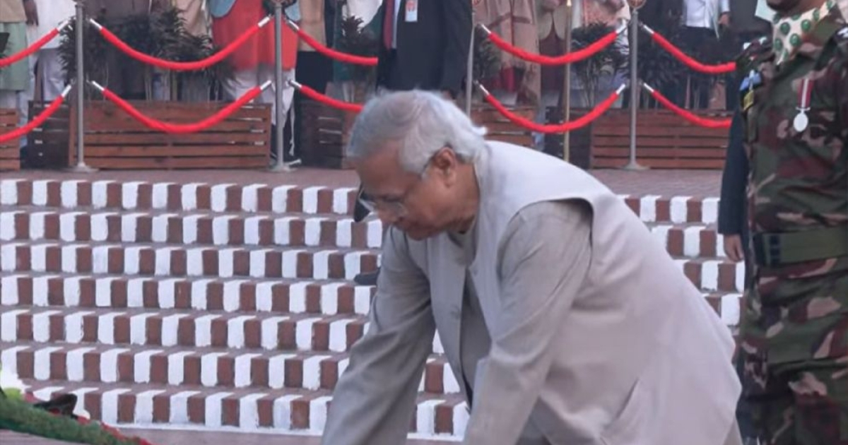 জাতীয় স্মৃতিসৌধে শহীদদের প্রতি প্রধান উপদেষ্টার শ্রদ্ধা নিবেদন