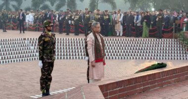 বীর শহীদদের প্রতি রাষ্ট্রপতির শ্রদ্ধা নিবেদন