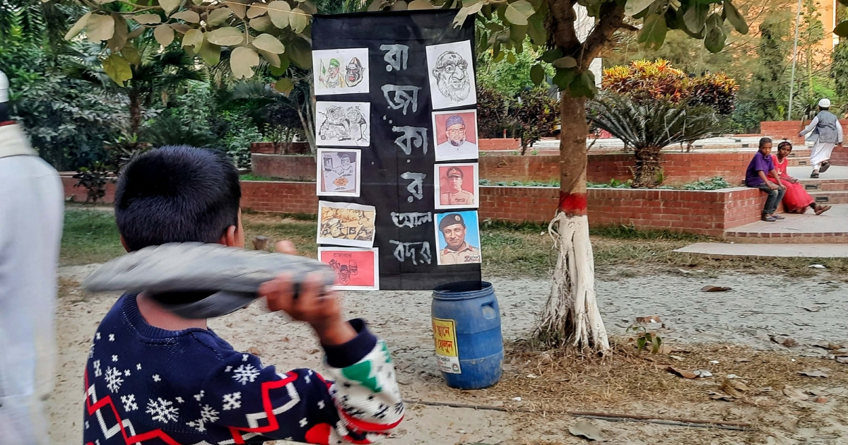 বিজয় দিবসে নজরুল বিশ্ববিদ্যালয়ে রাজাকার ঘৃণাস্তম্ভে জুতা নিক্ষেপ