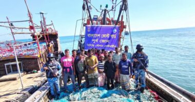 সেন্টমার্টিনে ১৬ জেলে আটক, ৩ কোটি টাকার অবৈধ জাল ও বোট জব্দ