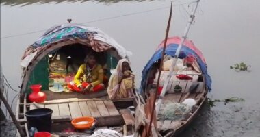 নদীতে ভাসমান শিশু, রাষ্ট্রের অচেনা নাগরিক—শিক্ষাবঞ্চিত এক জীবনের গল্প