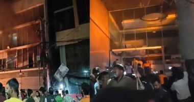 এবার রাজধানীর কাওরানবাজারে অবস্থিত ডেইলি স্টারের প্রধান কার্যালয়ে আগুন দিলো বিক্ষুব্ধ জনতা