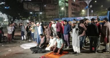 শাহবাগ মোড়ে বিল্পবী ছাত্র-জনতার ফজরের সালাত আদায়