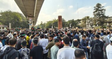 শাহবাগের বিক্ষোভ সমাবেশ থেকে ভারতীয় পণ্য বয়কটের ডাক