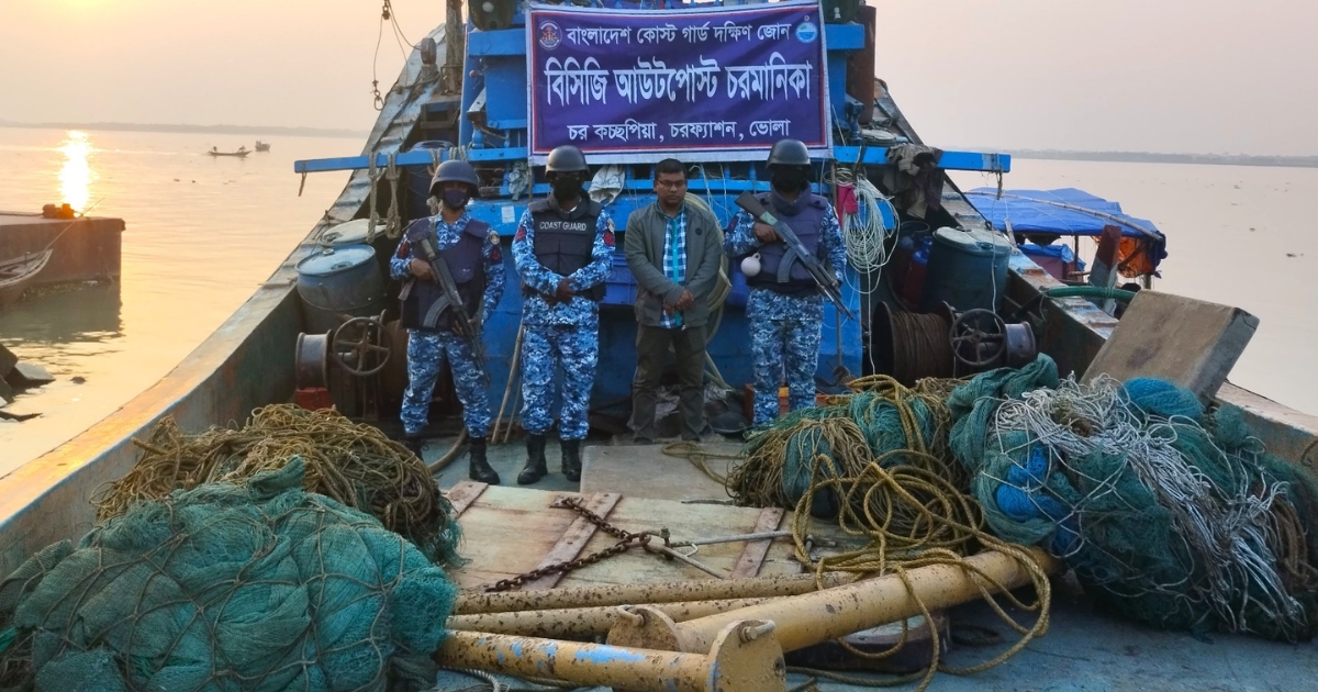 ভোলার চরফ্যাশনে কোস্ট গার্ডের অভিযানে অবৈধ ট্রলিং বোট ও জাল জব্দ