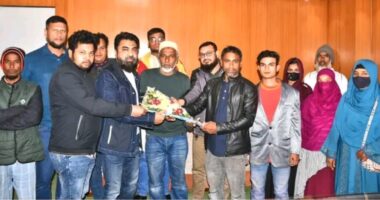 এনসিপিতে যোগদানের ঢল: মিঠু ভাইয়ের হাতে ফুল দিয়ে যোগদান ১২৭ জনের