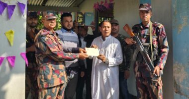 বড়দিনে দীঘিনালায় বিজিবির কঠোর নিরাপত্তা ও শুভেচ্ছা উপহার বিতরণ