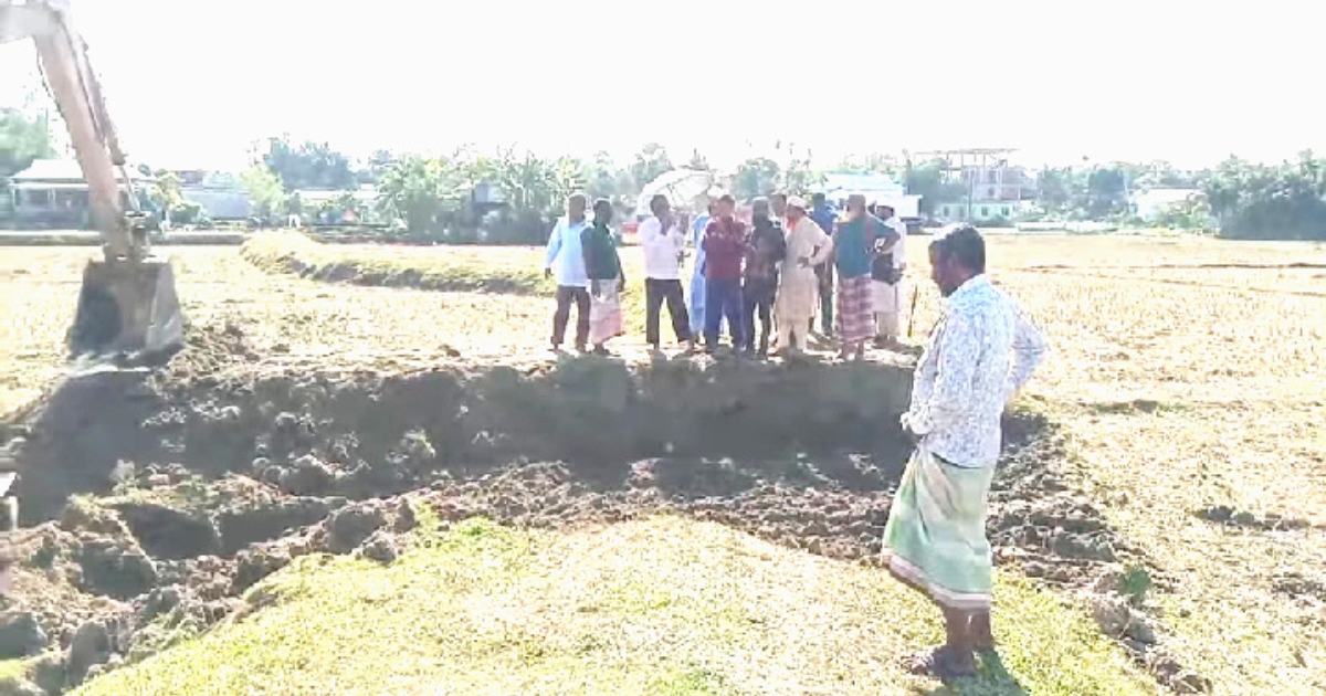 সাবেক সেনা কর্মকর্তার জমির উপরে পৌরসভার সড়ক