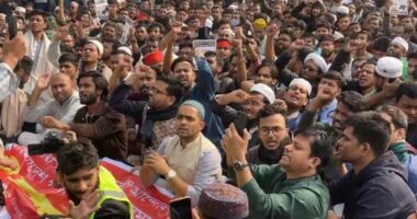 ‘আমরা সবাই হাদি হবো, যুগে যুগে লড়ে যাবো’’ স্লোগানে উত্তাল পুরো শাহবাগ এলাকা