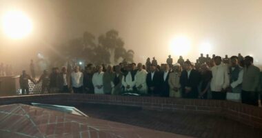 জাতীয় স্মৃতিসৌধে বীর শহীদদের প্রতি গভীর শ্রদ্ধা নিবেদন করেছেন তারেক রহমান