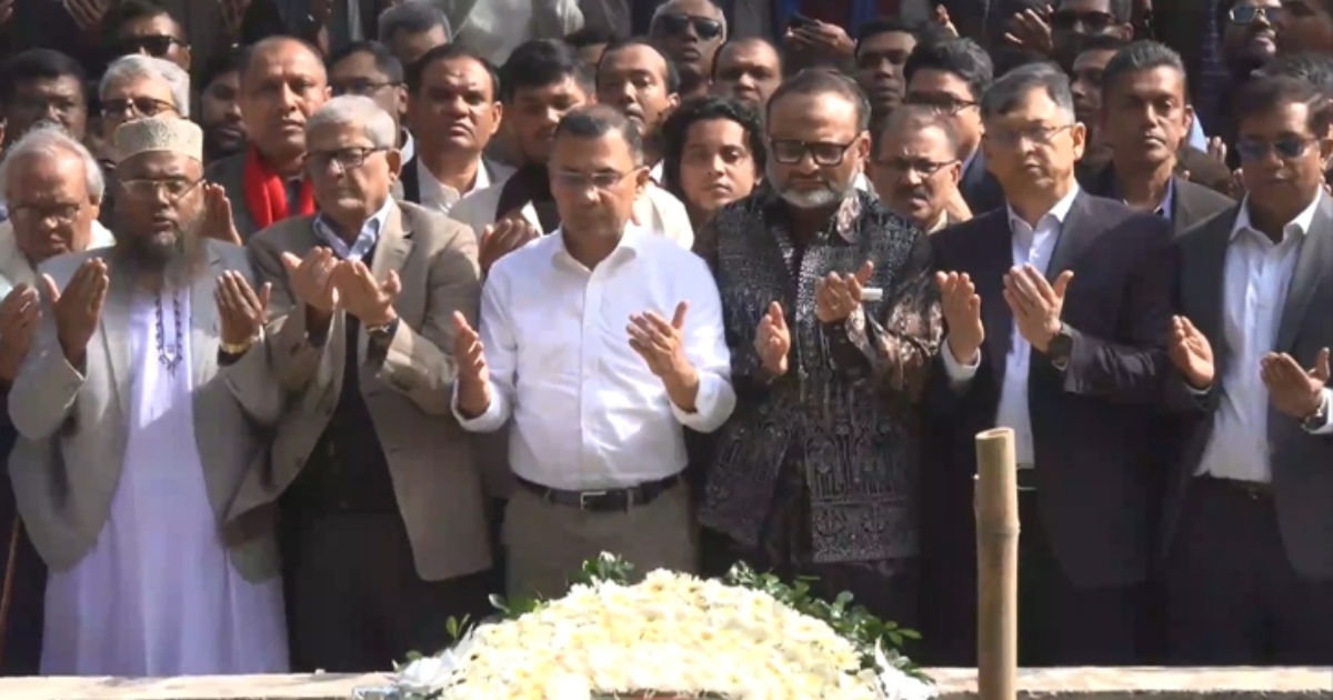 দলের শীর্ষ নেতাদের নিয়ে শহীদ ওসমান হাদির কবর জিয়ারত করলেন তারেক রহমান