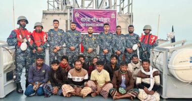 মায়ানমারে ডিজেল ও সিমেন্ট পাচারকালে বঙ্গোপসাগরে বোটসহ আটক ১১