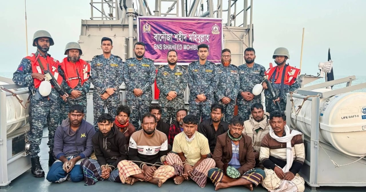 মায়ানমারে ডিজেল ও সিমেন্ট পাচারকালে বঙ্গোপসাগরে বোটসহ আটক ১১