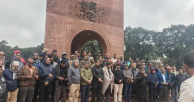 খালেদা জিয়ার মৃত্যুতে কালো ব্যাজ ধারণ করে জাবি শিক্ষকদের শোক পালন