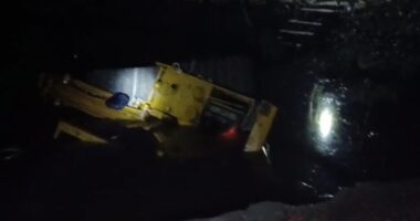 লালমোহনে মাটি কাটার ভেকু উল্টে পুকুরে পড়ে চালকের মৃ/ত্যু