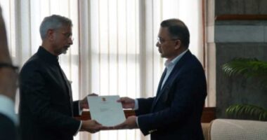 তারেক রহমানের হাতে ভারতের শোকবার্তা তুলে দিলেন জয়শঙ্কর