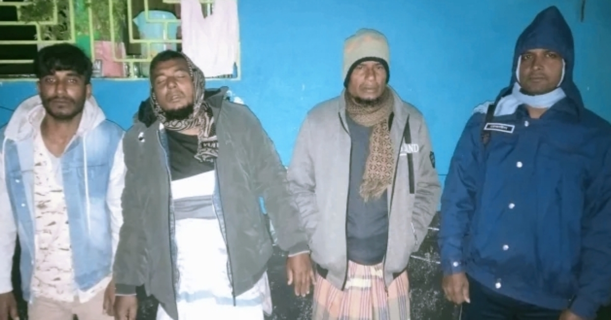 মুন্সিগঞ্জে সেনাবাহিনীর বিশেষ অভিযানে ৩ জন আটক, ককটেল ও অস্ত্র উদ্ধার