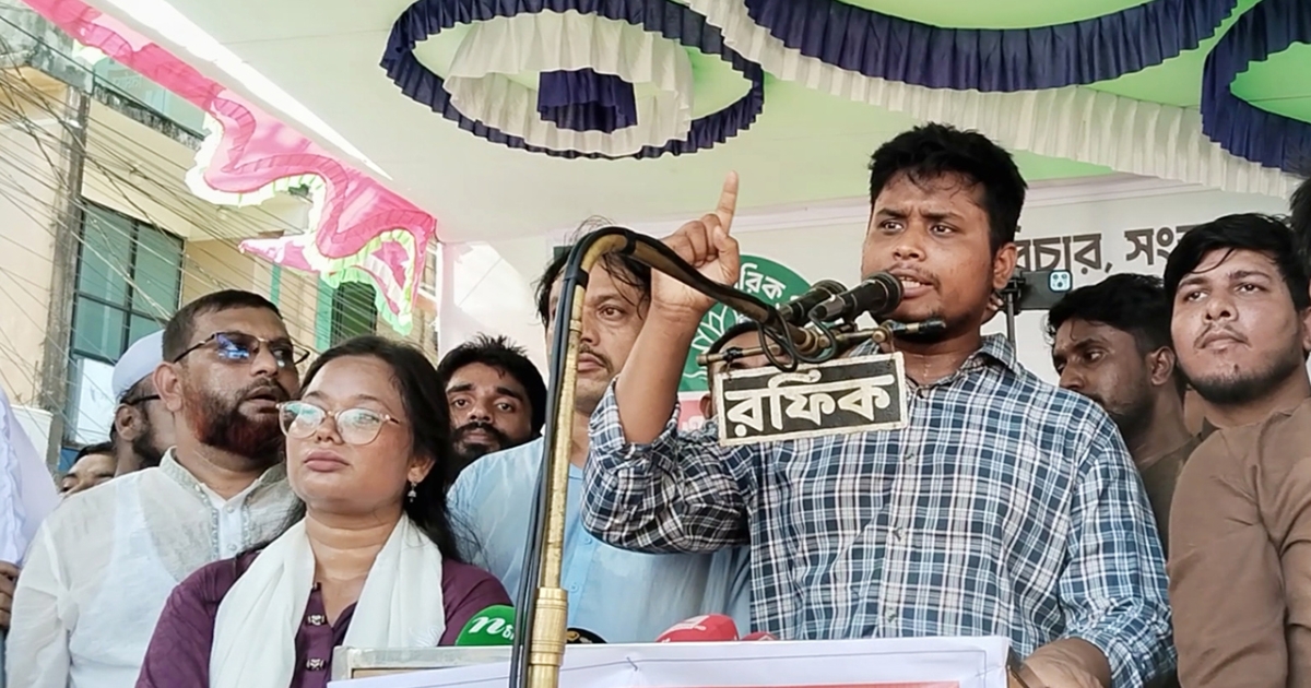 “লাঠি দিয়ে দেশ চলবে না, চাঁদাবাজি রুখতে রাজমিস্ত্রি ও খেটে খাওয়া মানুষই হবেন আমার এজেন্ট” : হাসনাত