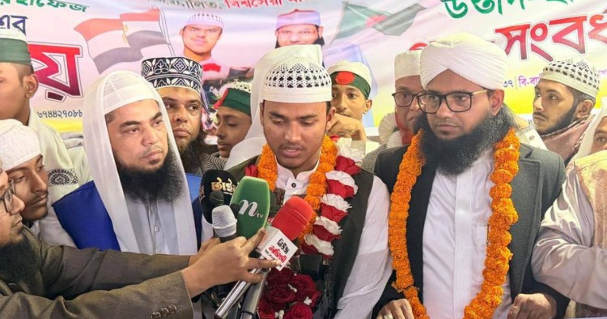 মিসরে কোরআন প্রতিযোগিতায় বিশ্বজয়ী চ্যাম্পিয়ন হাফেজ আনাসকে বিমানবন্দরে সংবর্ধনা