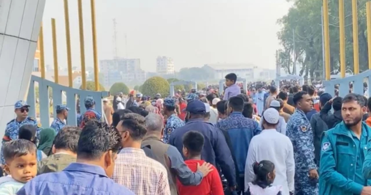 লাল-সবুজের উৎসবে রঙিন তেজগাঁও, বিজয় দিবসের এয়ার শো দেখতে মানুষের ঢল