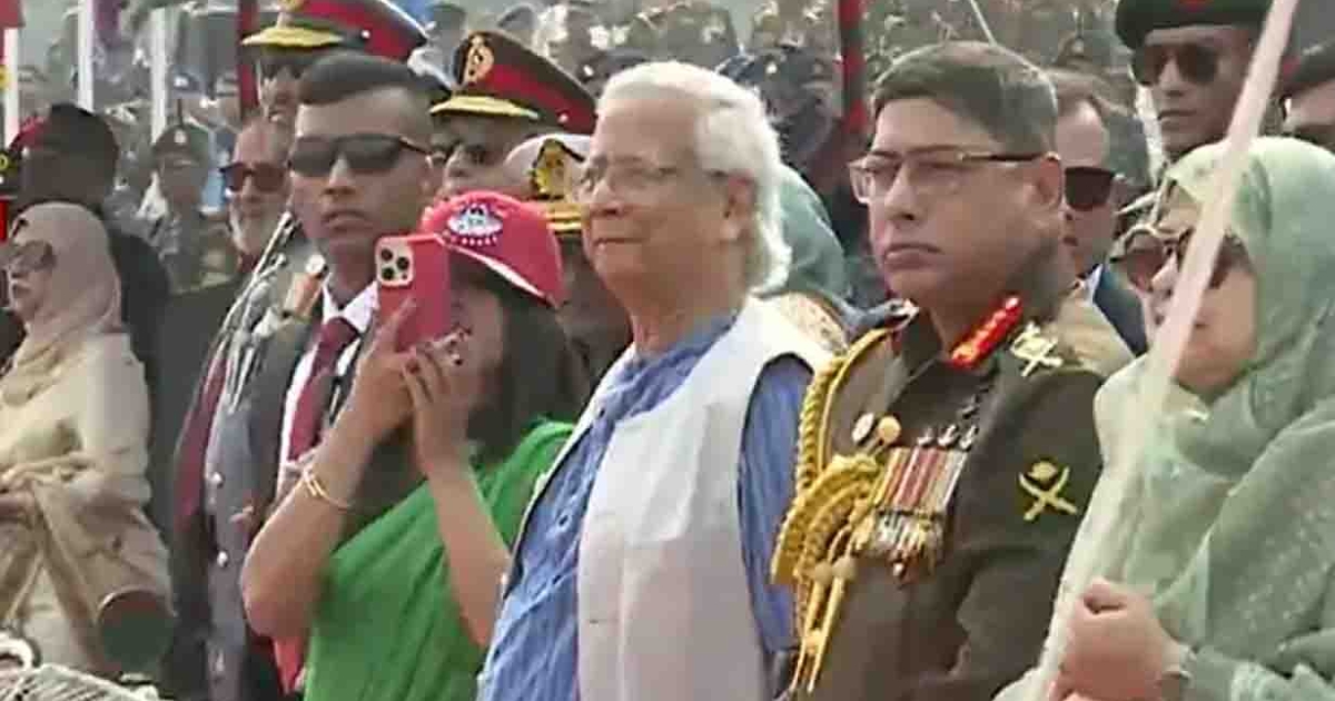 বিজয় দিবসে জাতীয় প্যারেড স্কয়ারের অনুষ্ঠানে প্রধান উপদেষ্টা