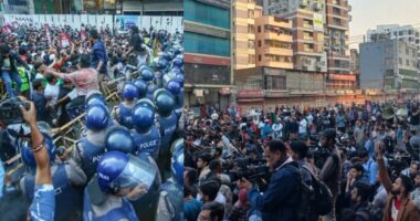 পুলিশি ব্যারিকেডে আটকে সমাবেশে রূপ নিল ‘মার্চ টু ইন্ডিয়ান হাইকমিশন’