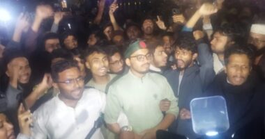 হাদির মৃত্যুর প্রতিবাদে উত্তাল শাহবাগ, আগুন জ্বালিয়ে বিক্ষোভ