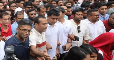 হাদির হত্যাকারীদের গ্রেপ্তারের দাবিতে স্মারকলিপি দিতে স্বরাষ্ট্র উপদেষ্টার বাসভবন অভিমুখে ছাত্রদল