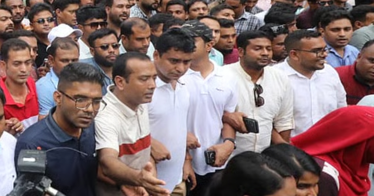 হাদির হত্যাকারীদের গ্রেপ্তারের দাবিতে স্মারকলিপি দিতে স্বরাষ্ট্র উপদেষ্টার বাসভবন অভিমুখে ছাত্রদল