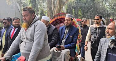 রিকশায় চড়ে মনোনয়নপত্র সংগ্রহ করলেন জামায়াত মনোনীত প্রার্থী আমির হামজা