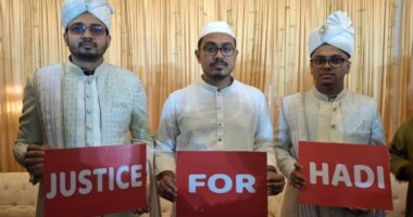 বিয়ের মঞ্চে বরের সাজে শহীদ হাদি হ/ত্যা/র বিচার চাইলেন ফরহাদ-মহিউদ্দীন